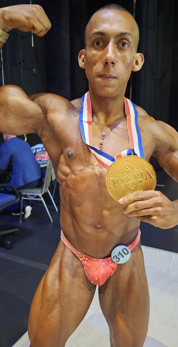 Renan Henrique no palco, com sua medalha.